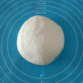 分次加水揉成面团，再加入黄油，揉至光滑面团