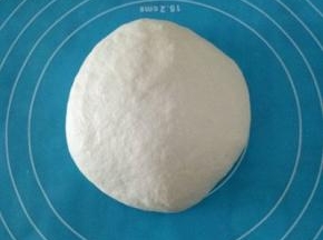 分次加水揉成面团，再加入黄油，揉至光滑面团