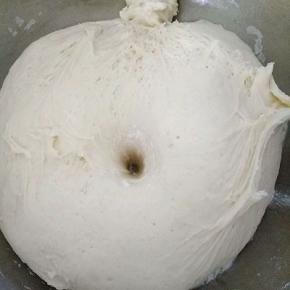 放入烤箱发到2.5倍大，用手戳进去不回缩即可