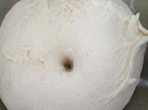 放入烤箱发到2.5倍大，用手戳进去不回缩即可