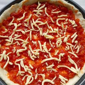 抹披萨酱，放入一层马苏里拉奶酪