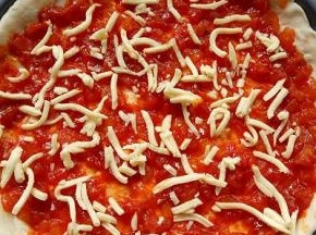 抹披萨酱，放入一层马苏里拉奶酪