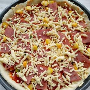 放入胡萝卜粒，玉米粒，青椒粒，洋葱粒，放入火腿，在放一层马苏里拉奶酪（可以换成自己喜欢的，随意）