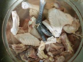 整鸡剁成小块，用清水浸泡半小时，去除血水。