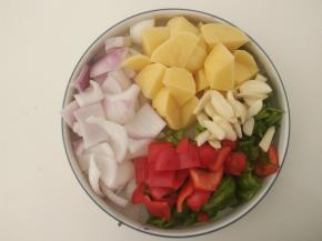 洋葱、土豆、青红椒切块，切葱花，蒜姜切片备用。