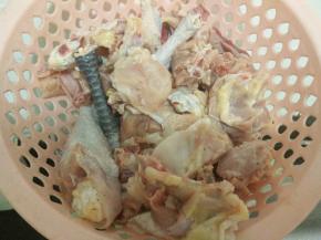 浸泡后清洗干净，沥干水分。