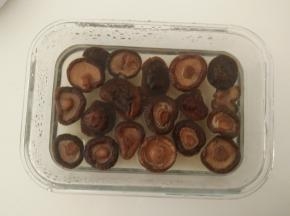 干香菇用清水泡发洗净后对半切开。