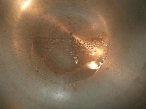 热锅凉油，放入一些冰糖，小火不停翻炒，炒出糖色。