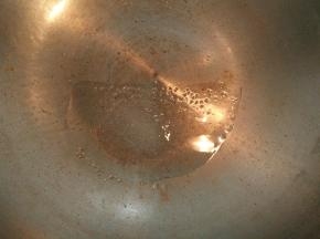 热锅凉油，放入一些冰糖，小火不停翻炒，炒出糖色。