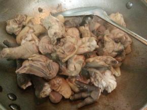 倒入鸡块，加入适量料酒，大火翻炒至变色。