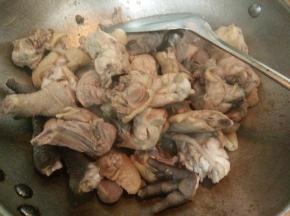 倒入鸡块，加入适量料酒，大火翻炒至变色。