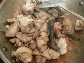 加入葱花、姜、蒜翻炒均匀。