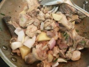 加入洋葱和土豆翻炒均匀。