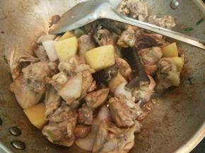 加入香菇、适量白胡椒粉翻炒均匀。