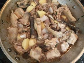 加入没过鸡肉的清水，大火烧开后转中小火炖20-30分钟，至鸡肉熟烂。