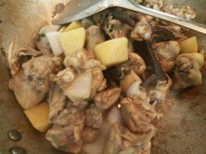 加入适量蚝油、生抽翻炒均匀。