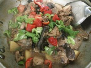 鸡肉炖熟后尝一下咸淡，淡了可加入少许盐调味。加入青红椒翻炒2分钟，至断生后就可以出锅了。