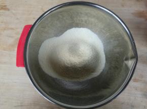 杏仁粉和糖粉混合过筛。