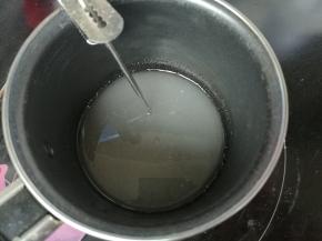 熬糖水，纯净水加糖中火煮。