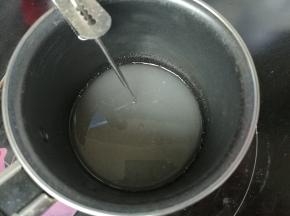 熬糖水，纯净水加糖中火煮。