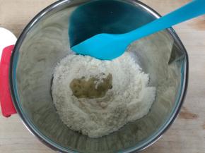 TPT挖坑加入蛋清17克，盖住。