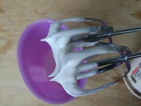 蛋白一次性加入糖，蛋白粉，打发至湿性偏干状态。