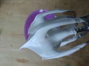 糖水煮到118度，关火，呈流线状加入蛋白霜中，边加入边用打蛋器高速打发，至干性发泡。