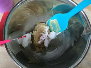 打发好的蛋白霜取三分之一加入到上一步中，同时加入色粉。