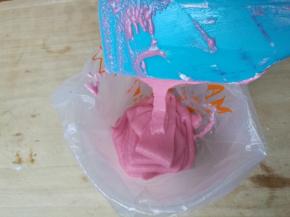 装入套了圆形花嘴的裱花袋中。垂直挤在烤盘上晾皮。