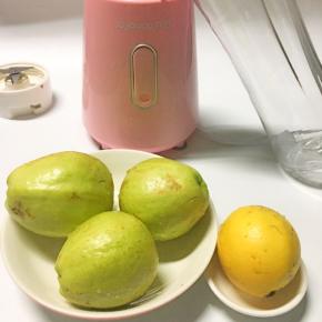 番石榴和柠檬用盐在表面搓洗干净