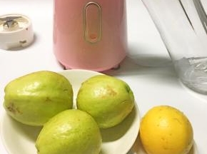 番石榴和柠檬用盐在表面搓洗干净