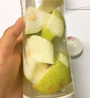 加入300ml凉开水和挤几滴柠檬汁下去