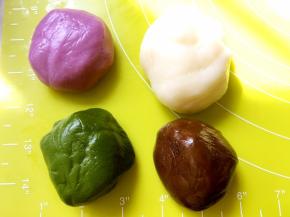 分成4份，白色的留多一些，剩下三份分别加入抹茶粉，可可粉跟紫薯粉，调成自己喜欢的颜色