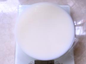 牛奶加砂糖搅拌均匀