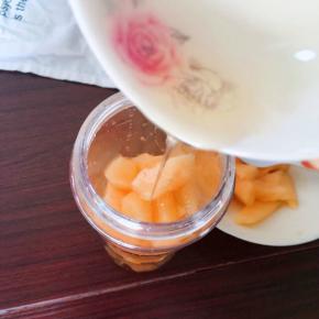 哈密瓜切块和蜂蜜一起放入果汁杯