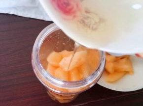 哈密瓜切块和蜂蜜一起放入果汁杯