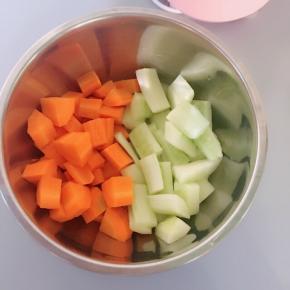 胡萝卜和青瓜去皮，切块