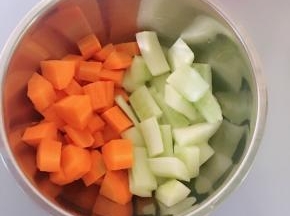 胡萝卜和青瓜去皮，切块