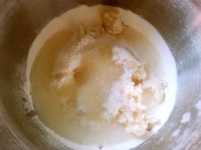 将水油皮材料倒入容器内，活成面团