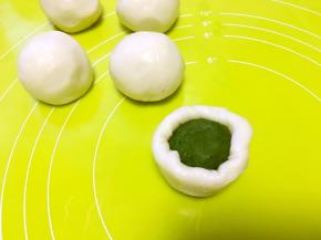 包裹上油酥皮面团，用虎口一点点向上推面，收好收口，之后盖保鲜膜松弛15分钟