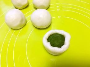 包裹上油酥皮面团，用虎口一点点向上推面，收好收口，之后盖保鲜膜松弛15分钟