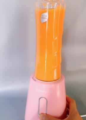 轻轻按下，几秒就榨好了