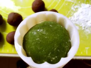 之后装入模具，放在桌面上压几下，退出模具即可，我用的50克圆模