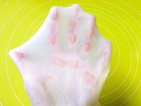 将活好的水油皮面团倒在揉面垫上，一直向前推揉，大约推揉个10分钟，就能撑出薄薄的手套膜啦，揉均匀放一旁松弛