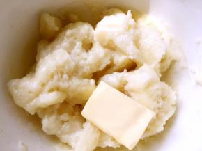 凉至不烫水，加黄油揉均匀