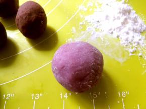 手上沾点玉米淀粉，将包好的月饼放在手心内滚远，让月饼均匀的裹上一层干粉