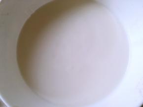 搅拌好的液体过筛，之后入蒸锅大火蒸30分钟