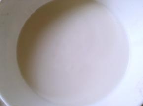 搅拌好的液体过筛，之后入蒸锅大火蒸30分钟