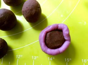 取20克面团，用手掌压扁，包裹上馅，收好收口