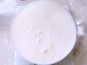 加炼乳跟淡奶油搅拌均匀
